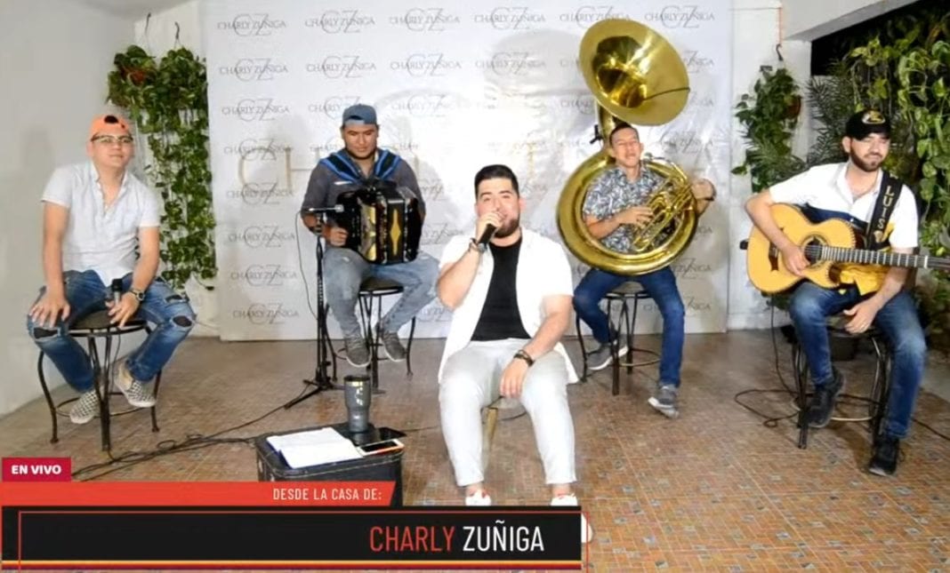 Foto pantalla: youtube.com / Eliot Music Label presenta a: Charly Zuñiga #quedateencasa y canta #conmigo